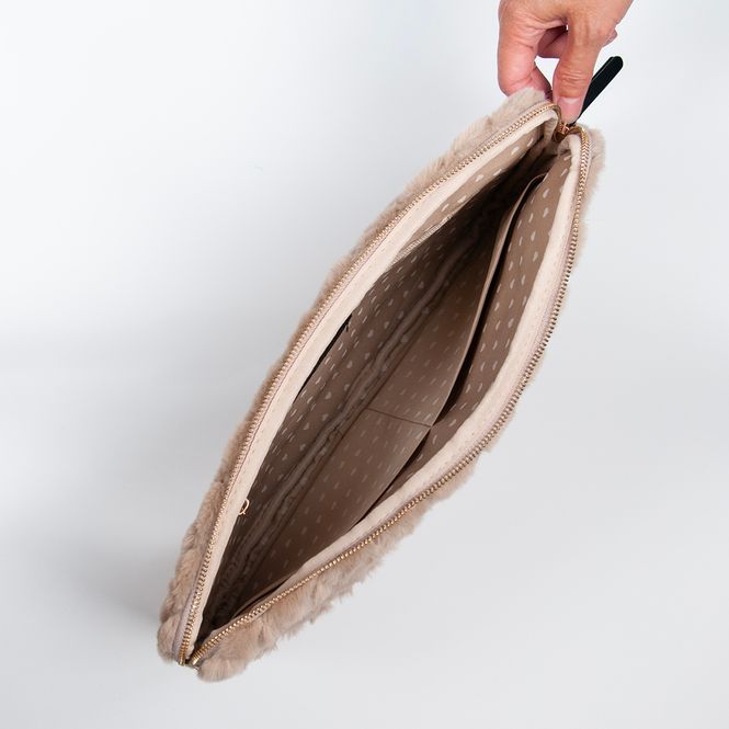 Huvudbild Datorfodral 16 tum i fuskpäls beige