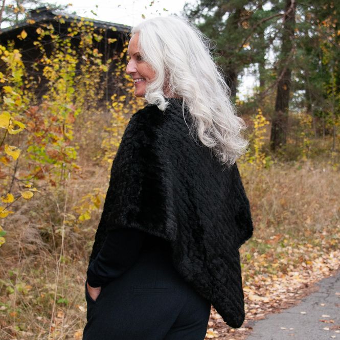 Huvudbild Stickad poncho i fuskpäls svart