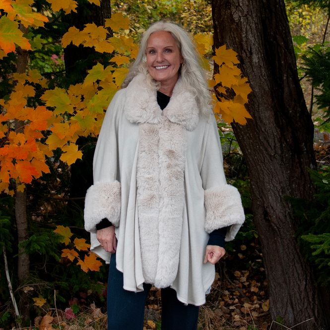 Huvudbild Öppen poncho med fuskpälsdetaljer krämvit