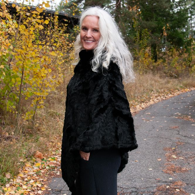 Huvudbild Slät poncho i fuskpäls svart