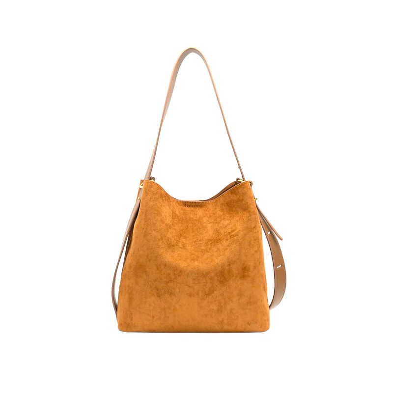 KAROLINE bucketbag i imitert semsket skinn cognac