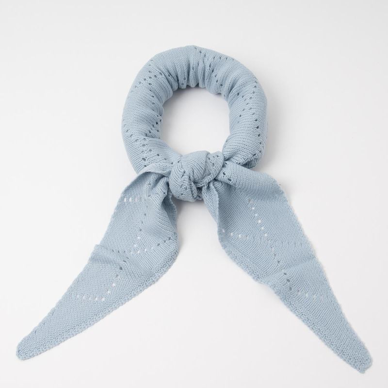 Stickad trekantsscarf i ljusblå - 30 x 116 cm