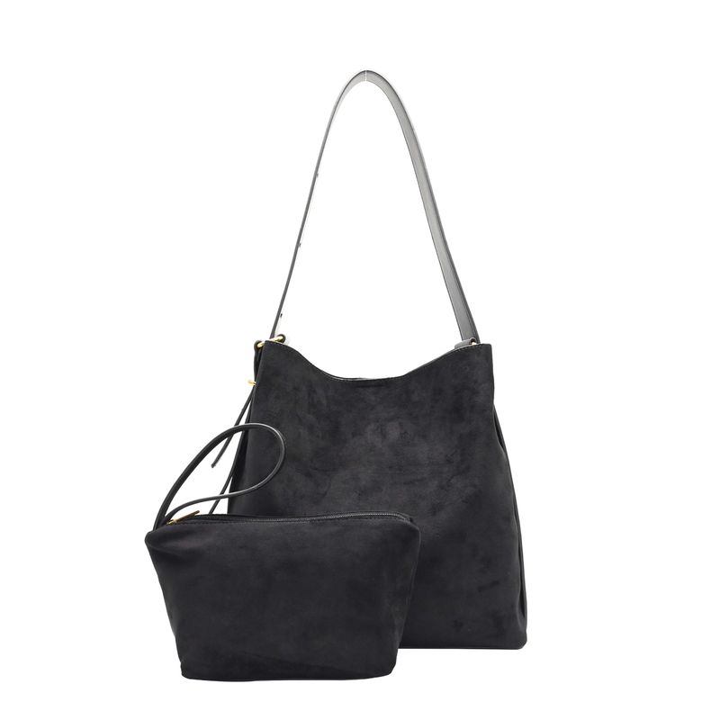 KAROLINE bucketbag i imitert semsket skinn svart