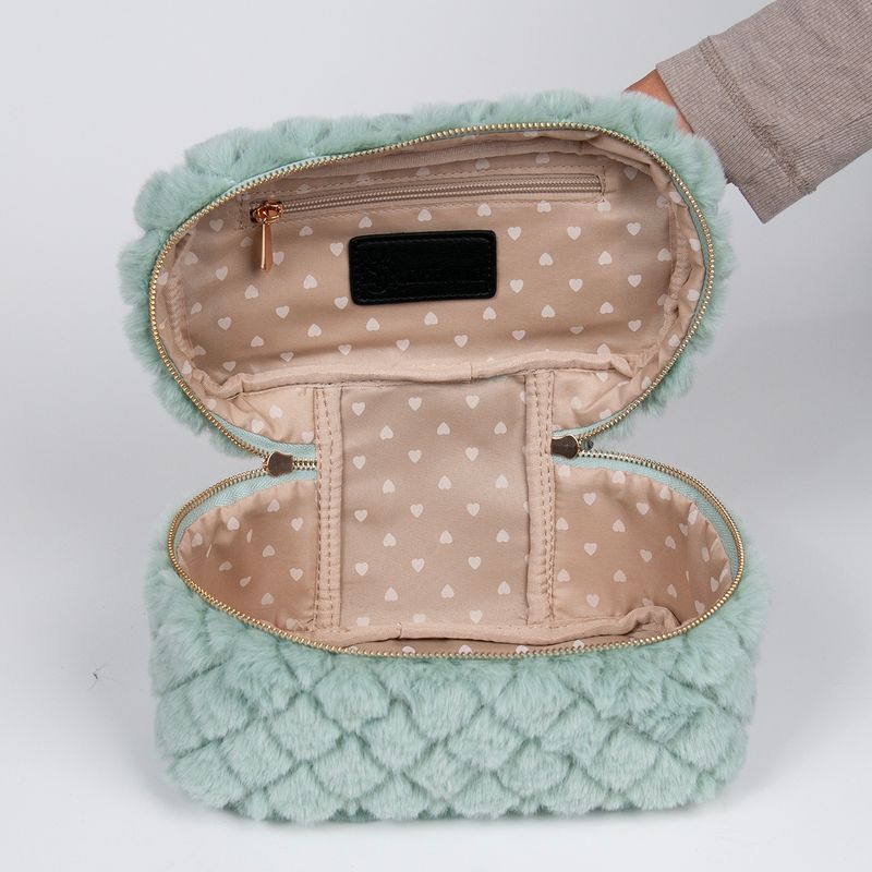Stor makeup bag i fuskpels lys grønn