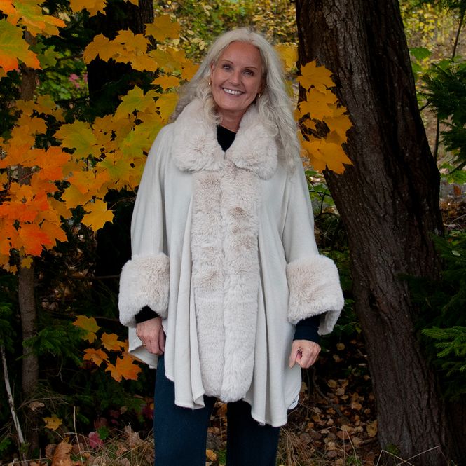 Huvudbild Öppen poncho med fuskpälsdetaljer krämvit