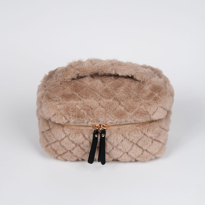 Stor makeup bag i fuskpels beige