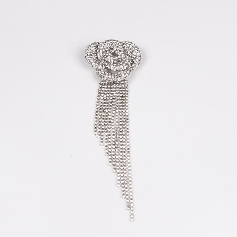 Rosebrosje med strass og hengende detaljer