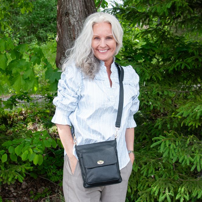 Huvudbild LUCA liten crossbody-väska i läder med ficka fram ...