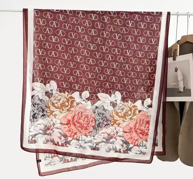 Huvudbild Scarf med blommor och bokstavsmönster vinröd
