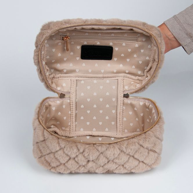 Huvudbild Stor makeupväska i fuskpäls beige