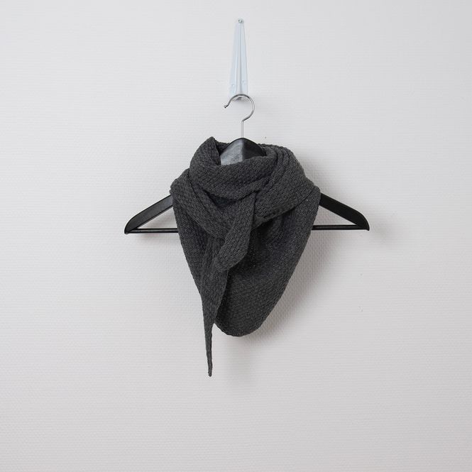 Huvudbild Pärlstickad triangelscarf - grå fläckig