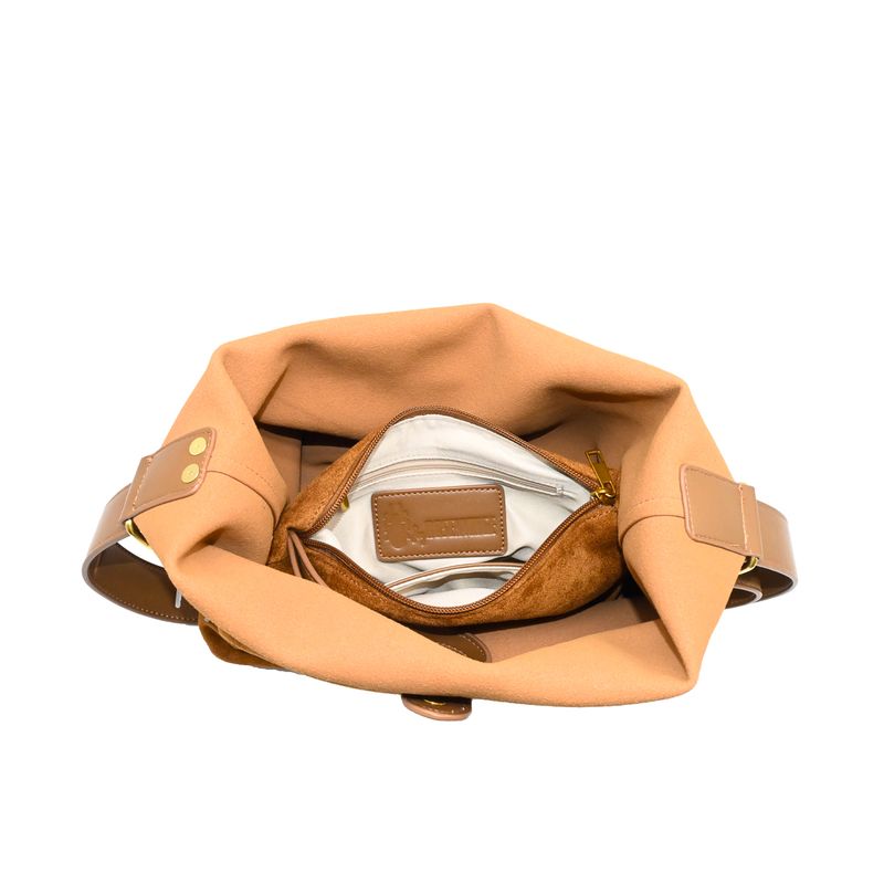 KAROLINE bucketbag i imitert semsket skinn cognac
